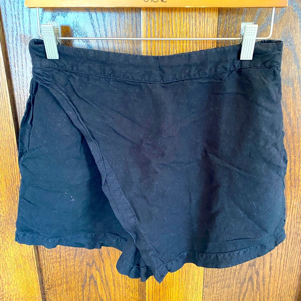 Black linen skort with pockets